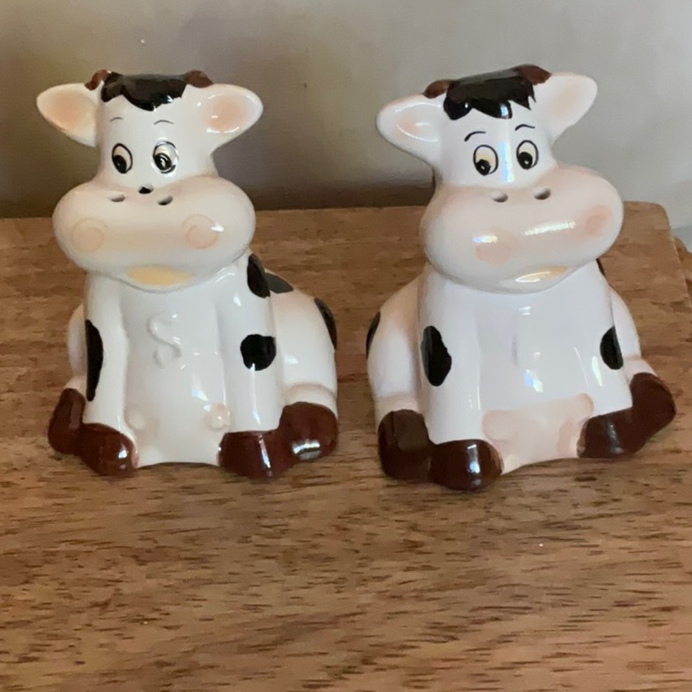 Adorable Cows Salt & Pepper shakers.  Whimsical, cute, 2.5”, Country Farmhouse